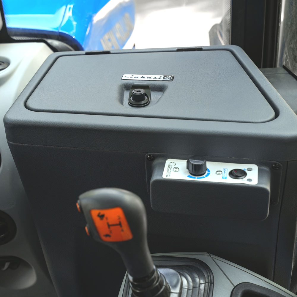 Ninkasi TT532 New Holland T5 ve Farmall A-C-X / 32 LT Soğutucu Traktör Buzdolabı